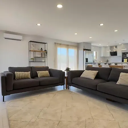 بيت للعطل Modern Near بينيلا