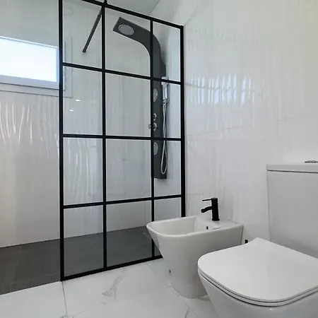 Modern Near بينيلا